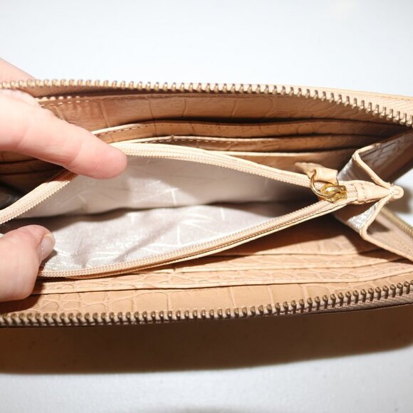 Badgley Mischka tanish zip-around wallet with multiple compartments EUC - Picture 4 of 8